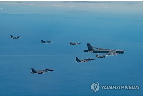 10월 22일 오후 한반도 남쪽 한일 방공식별구역(ADIZ) 중첩구역에서 한미일 공군이 연합공중훈련을 실시하고 있다. 먼 곳부터 일본 F-2 2대, 미국 F-16, 미국 B-52H, 미국 F-16, 한국 F-15K 2대.                        [미 공군 제공. 재판매 및 DB 금지] 