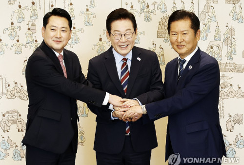 이재명 대통령이 8일 용산 대통령실에서 여야 지도부 오찬 회동에 참석한 더불어민주당 정청래 대표와 국민의힘 장동혁 대표가 악수하는 모습을 보고 있다. 