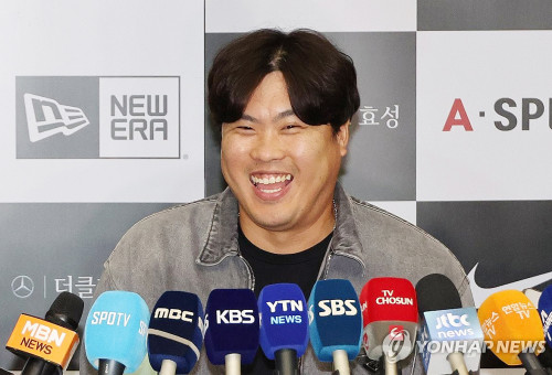 미국프로야구 메이저리그(MLB)에서 2023시즌을 마친 류현진이 18일 오후 인천국제공항을 통해 귀국해 취재진과 인터뷰를 하던 중 활짝 웃고 있다. 