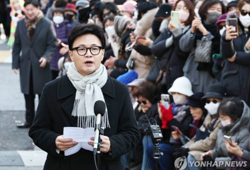 국민의힘 한동훈 전 대표가 지난해 12월 3일 서울 여의도 국회도서관 앞 쪽문에서 12ㆍ3 비상계엄 1주년 관련 기자회견을 하고 있다.                                                                                                           [연합뉴스 자료사진]