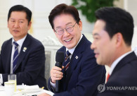 이재명 대통령이 7일 청와대에서 열린 여야정 민생경제 협의체 회담에 더불어민주당 정청래 대표, 국민의힘 장동혁 대표 등과 입장하고 있다