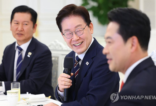 이재명 대통령이 7일 청와대에서 열린 여야정 민생경제 협의체 회담에 더불어민주당 정청래 대표, 국민의힘 장동혁 대표 등과 입장하고 있다