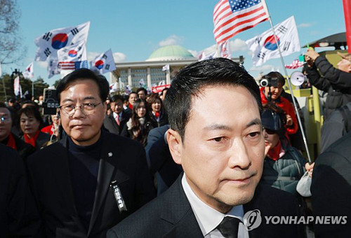 국민의힘 장동혁 대표와 송언석 원내대표가 3일 국회에서 '사법독립 헌정수호를 위한 대국민 호소 국민대장정 규탄대회' 출정식을 마치고 청와대로 향하고 있다. 