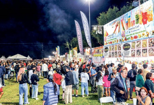 지난 14일 저녁 ‘아리랑 축제 푸드 코트’는 푸드를 사기위해 온 관람객들로 북새통을 이루고 있다.
 [아리랑 축제재단-최정택 사진 작가]