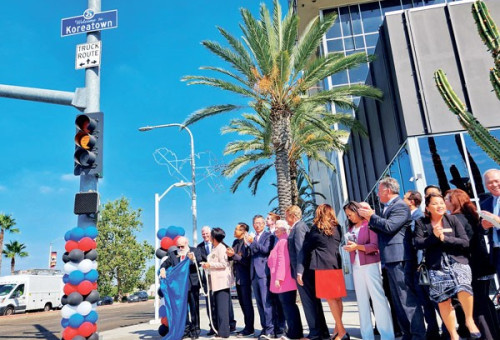 소스몰 코너 오렌지또프와 교차부분인 비치길에서 코리아타운 싸인 제막식이 지난 10일 거행됐다. 부에나팍시장, 조이스 안 시의원, 및 김영완LA 총영사, OC한인회 조봉남 회장 등이 참석했다.