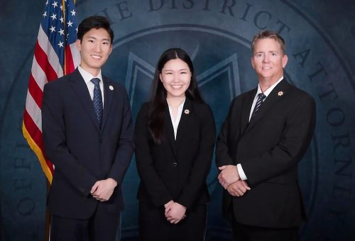 캘리포니아 툴레어 카운티의 피터 박 검사(왼쪽)와 동생 소피아 박(가운데)
[툴레어 카운티 지방검찰청(Tulare County District Attorney's Office) 
페이스북 게시물. 재판매 및 DB 금지]
