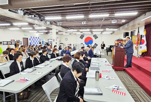 OC한인회 주최 미주한인의 날 기념행사에서 OC교협 회장 박재만목사라 대표기도를 하고 있다. 