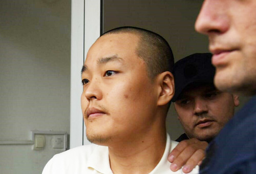 법정에 나타난 권도형 테라폼랩스 대표가 위조 여권 사건에 대한 재판을 받기 위해 16일(현지시간) 몬테네그로 수도 포드고리차에 있는 포드고리차 지방법원으로 향하고 있다.         [몬테네그로 일간지 '비예스티' 제공. 재판매 및 DB 금지] 