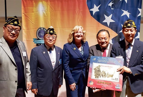 OC 흑인 상공회의소 수여  박동우 수석 보좌관(오른쪽 2번째)이 참석자들과 함께 상을 들어 보이고 있다.