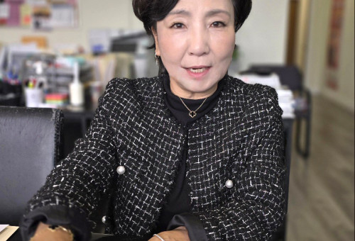 축구대회 개요를 설명하고 있는 캐롤리 이사장 