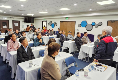 오렌지카운티의 전,현직 단체장과 관계자, 교계일부 인사등 37여명이 미주복음방송 공개홀에서 진행된 공청회에 참석해서 의견을 듣고 있다. 박진방 초대 한인회회장이 의견을 발표하고 있다.(photo by 사람과사회)