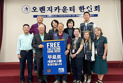 조봉남회장 (왼쪽 두번째) 제임스 조(세번째)  한인회임원및 봉사자