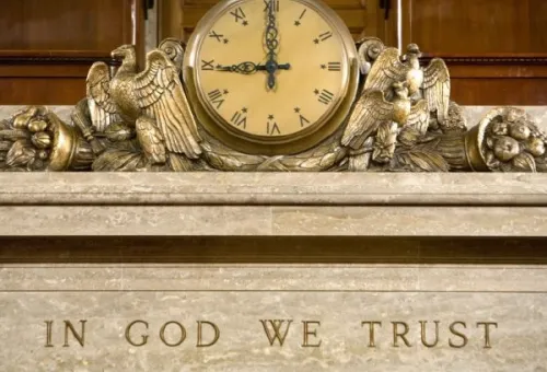 워싱턴 하원의원 회의실 연단 위의 시계와 좌우명 \"우리는 하나님을 믿는다\" 2008.12.8. | Brendan Hoffman/Getty Images [출처] 에포크타임스 - kr.theepochtimes.com