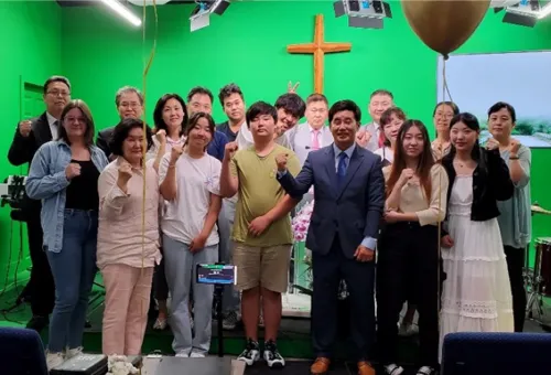 이번 장학금은 신청한 학생들이 직접 서술한 자시소개서를 바탕으로 선정됐다. 
수혜자는 다음과 같다.  Haeun Kim 11학년, Angela Park 대학 진학, Irene Park 12학년 , Noah Park 12학년, Hamin Kim 9학년 (사진제공 SAM 커뮤티티교회) 왼쪽 앞줄 두번째 이진주권사, 오른쪽 세번째 샘신목사, 뒷줄 가운데 민승기원로목사 등이 수혜장학생들과 기념촬영을 하고있다. 