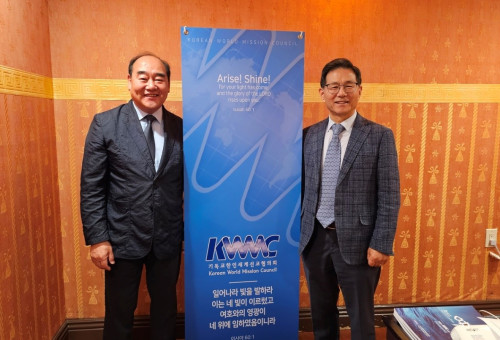  KWMC 조용중 사무총장(우), 이명철 사무국장(좌)이 선교대회를 설명한 후 기념촬영(왼쪽사진).         