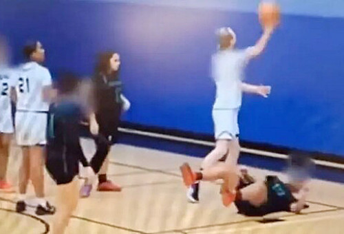 상대팀 선수에게서 공을 빼앗아 골을 넣고 있는 트랜스젠더 선수.               (사진출처=X)