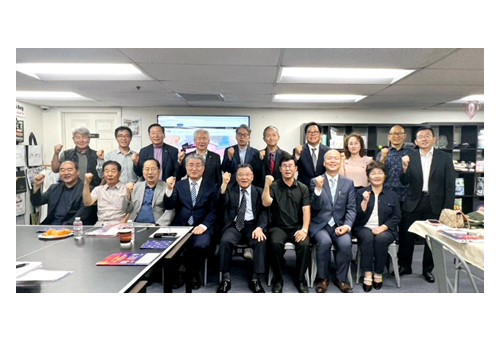 남가주교계 연합 제79주년 기념 ‘8.15광복절감사예배 및 찬양제’ 준비를 위한 첫번째 실행위원회의를 마치고 기념 촬영을 했다. 앞줄 왼쪽부터 KWMC사무국장 이명철목사, 김영수장로, 이성우목사, 심상은목사, 최영봉목사, 샘신목사, 이창남목사, 윤우경권사, 뒷줄 오른쪽부터 조진용목사, 조준석목사, 재스민 전도사, 최영하목사, 서경원장로, 이원석목사, 권영신장로, 장성원목사, 신용집사, 정정근장로 등.