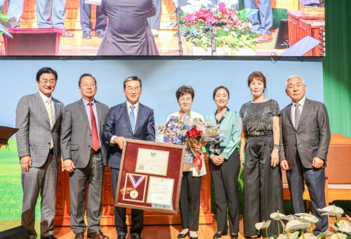 전달식을 마친 후 기념촬영을 하고 있다. (왼쪽부터)양준호 목사, 이성우 목사(크리스천헤럴드 대표), 박헌성 목사 부부, 안소연 권사, 김프리실라 권사, 유성환 장로.