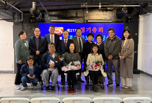 협회 임원 및 수상자들이 함께 기념 촬영을 하고있다. 