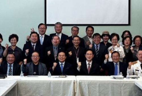 종료예배 후 참석자들이 단체 촬영을 하고있다. 