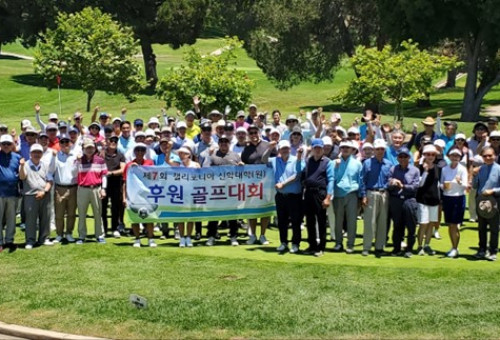 골프대회를 시작하기에 앞서 참가선수들이 기념촬영을 했다.            사진:캘리포니아신학대학(원) 제공
