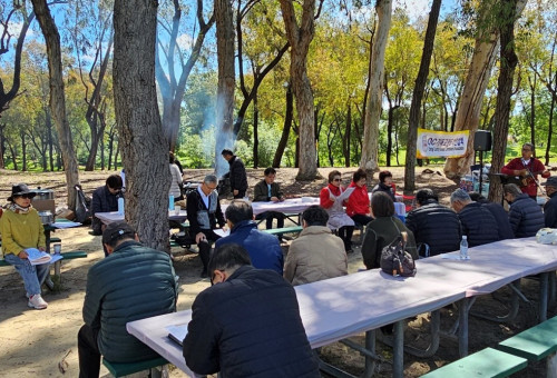 OC기독교전도회연합회 관계자들이 OC교계인사들과 함께 봄맞이 야외예배를 드리고 있다. 찬양인도하는 OC목사회 이원석 목사   (Photo by 크리스천헤럴드)