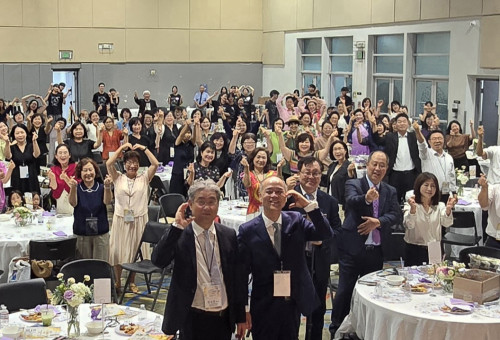 13차 사모블레싱나이트가 어바인 소재 베델교회에서 열렸다. LA와 OC, 샌디에고, 멕시코 등, 먼길을 마다 않고 참석한 목회자 사모 등 약 240여명이 참석해 기쁨의 시간을 나누었다. 