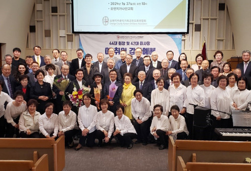 이취임 예배를 마치고 일부 참석자들이 특별찬양을 한 무궁화합창단과 함께 기념촬영을 하고 있다. (두번째 줄 가운데 이임 이사장 윤우경권사, 신용회장, 신임 이사장 민김 권사, 초대회장 양문국 목사) 
