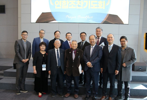 준비위로 섬긴 관계자들이 기도회를 끝내고 기념 촬영을 하고 있다. 앞줄 오른쪽부터 정성범목사(미디어분과), 이창남목사(회장), 한성준집사(평신도부회장), 양금호목사(이사회), 양문국목사(연합회 초대회장), 윤우경권사(연합회 증경회장 겸 홍보위원장), 정우영목사(서기), 이원석목사(OC목사회 증경회장, 구제사역분과), 최국현목사(부회장), 조진용목사(총무), 신용집사(연합회증경회장, 평신도분과), 심상은목사(교협 증경회장, 총무이사) 