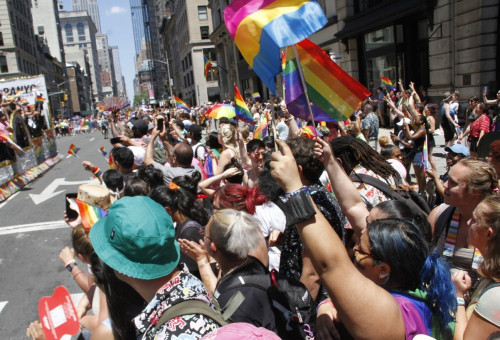 2022년 6월, 뉴욕에서 펼쳐진 프라이드 기념 퍼레디드에서 시민들이 환호하고 있다.  