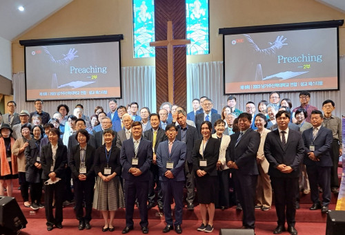 제 8회 남가주 신학대학교 연합 설교 페스티벌이 10월 7일(토) 미주평안교회에서 개최됐다. 관계자들의 기념촬영.   (미주성시화운동본부 홈페이지)