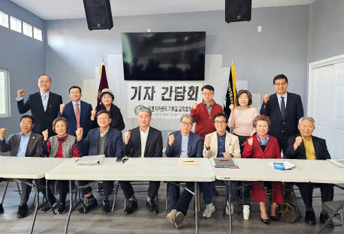 OC교계를 대표하는 단체와 기관대표들이 간담회 후 기념 촬영을 하고 있다. 앞줄왼쪽부터 교협후원이사장 김영수장로, 세계기독교어머니기도회 대표 이선자목사, 장로협의회장 배기호장로, 교협 회장 심상은목사, 목사회회장 이원석목사, 전도회연합회회장 신용집사, 이사장 민김권사(한인기독 실업인 협회 가든그로브지부장), 효사랑 선교회 김영찬목사, 뒷줄오른쪽 교협장애선교 분과 신경섭목사, 차세대분 과 Sue Kim, 친교분과 제임스 한목사, 건너서 OC교계 연합홍보 위원장 윤우경권사, 교협총무 조진용목사, 교협부회장 이창남목사가 자리했다. 