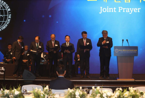 연합 기도문을 낭독하고 있는 교단 총회장들.                       (대한민국국가조찬기도회 제공)
