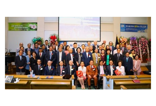 미기총 제25대 대표회장 황동익목사<사진>가 13일 뉴욕만나교회에서 개최된 이취임식을 마치고 기념촬영을 하고 있다.
 (미기총 제공)