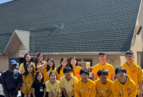 봉사에 앞서 화랑 청소년들이 현장 담당자와 함께 기념 촬영을 하고 있다