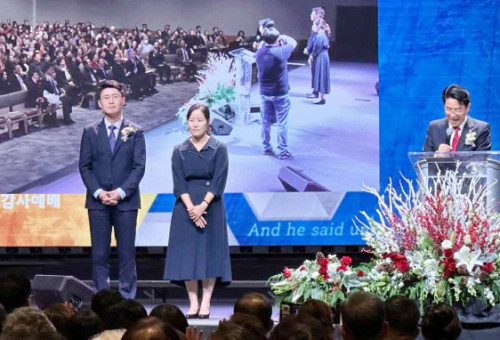 집례를 담당한 신승훈 목사(국제총회 총회장) 가 담임목사로 위임된 손창민 목사와 교우들 서약, 총회장 공포 및 취임패 증정을 하고 있다. 
