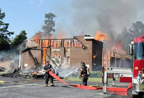 지난 19일(현지시간) 미국 사우스캐롤라이나주 달링턴 카운티의 소방관들이 플레전트 그로브 침례교회에서 발생한 화재를 진압하는 모습.
(사진출처=Palmetto Rural Fire District)