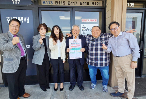 왼쪽부터 박용일목사, 미쉘 오 여류화가(그림 심사위원), 지혜간사, 대표 김영찬목사, 폴 임전도사(글짓기 심사위원), 조성우목사(행정 담당 및 효 시니어 대학 학장)가 인터뷰를 마친뒤 기념 촬영을 하고 있다. 