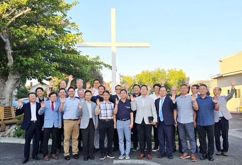 제4차 차세대목회자21인초청 OC영적대각성 새벽기도회 강사진들과 OC교협등 교계관계자들이 예비모임을 마치고 기념 촬영을 했다. 뒷줄 왼쪽이 현 OC교협 회장 이창남목사, 증경회장이며 현 총무이사인 심상은목사, 그리고 앞줄 왼쪽 끝이 총무 조진용목사, 하나 건너 미디어분과 장범원목사, 앞줄 오른쪽에서 세번째가 부회장 최국현목사이다. 현 교협 임원진들 대부분이 1차, 2차 의 강사진으로 섬긴 바 있다. 21인 강사 명단은 일정표에서 확인하면 된다.