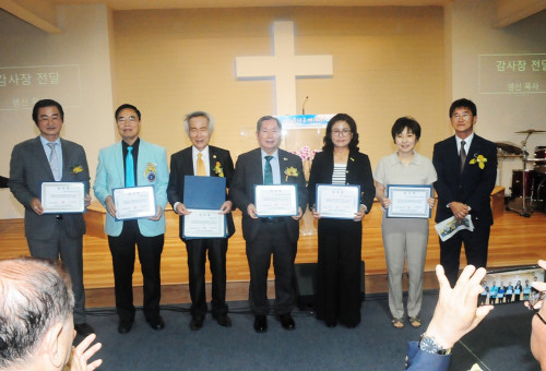 왼쪽부터 크리스천헤럴드 회장, 양준호 목사, 김재연목사, 김향로 이사장, 심진구 목사 등. 오른쪽 끝이 회장 샘신 목사.