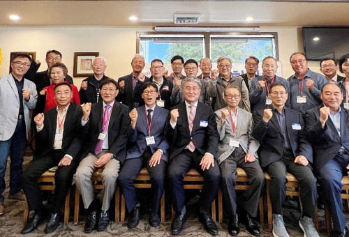 세미나를 마친 후 주관처인 OC장로협의회(회장 배기호장로) 관계자들과 OC교계 리더십들이 함께 기념 촬영을 했다.  
Photo by People&Society