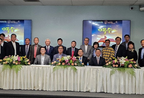 KWMC가 주최하는 제 10차 한인세계선교대회가 올해 7월 8일(월)부터 11일(목)까지 남가주사랑의교회에서 열린다.  600여명의 전세계 선교사가 가족들과 함께, 그리고 2000여명의 남가주 성도들과 함께 참여한다. 지난  4일 오전 남가주사랑의교회에서 대회 관계자들이 기자간담회 후 단체 촬영을 했다.                 
Photo by People & Society