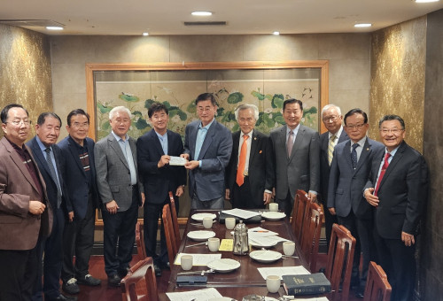 크리스천헤럴드 회장인 양준호목사(가운데)가 한국 글로벌연합선교훈련원 (TMTC대표: 임현수목사) 소속 탈북자 신학생들이 LA산불 구호성금으로 모금하여 크리스천헤럴드TV로 보내온 $8,000불을 최근 재난구호활동에 헌신하고 있는 남가주교협(회장 샘신목사)에 전달했다.