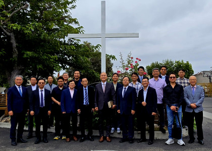 준비기도회를 마친 제4차 21인 차세대초청강사들이 OC교협 임원들과 기념촬영을 하고 있다. 