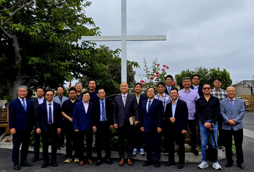 준비기도회를 마친 제4차 21인 차세대초청강사들이 OC교협 임원들과 기념촬영을 하고 있다. 