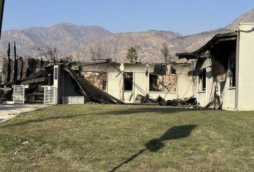 1. LA 산불 피해 지역 알타데나의 불탄 집 : 지난 11일(현지시간) 미국 로스앤젤레스(LA)의 산불 피해 지역인 알타데나의 한 주택이 대부분 타버린 모습. 이 주택의 뒤에 있는 산에는 나무가 거의 없는 상태다. LA에서는 평년 겨울과 달리 심각한 가뭄이 수개월째 이어지고 있다. 