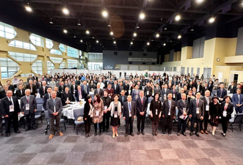 제10차 OC 기관 단체장 초청 조찬기도회를 마친 후 참석자들이 단체사진을 찍고있다. 이날 행사는 기대했던 수치를 훨씬 넘어서 약 250여명이 참석한 것으로 알려졌다. 