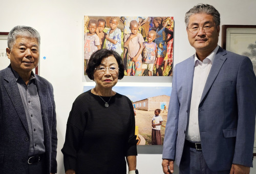엄규호공동위원장, 유분자이사장, 심상은 OC교협회장이 아프리카 차드 선교지 사진 앞에서 소망갤러리 개막 전 기념촬영을 하고 있다.
 