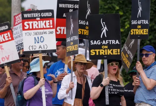 할리우드 작가·배우 노조의 파업 시위[로이터=사진제공]