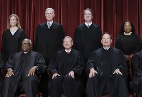 워싱턴DC의 연방 대변원 건물에서 대법관들이 단체사진을 찍고있다.      AP= 연합뉴스